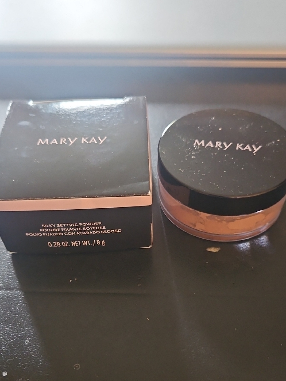 Mary Kay Silky Setting Powder - Light/Med Beige